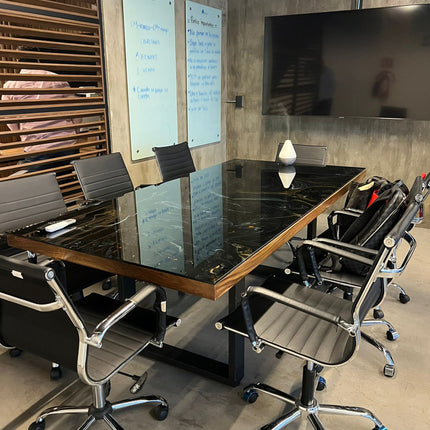 MESA DE JUNTAS DAKOTA CON BASTIDOR DE PAROTA ARK NOCHE DORADA