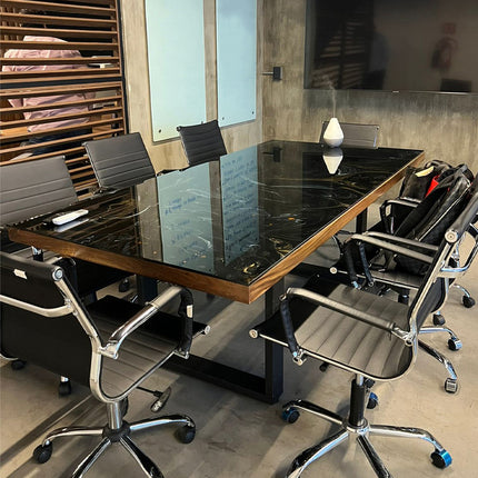 MESA DE JUNTAS DAKOTA CON BASTIDOR DE PAROTA ARK NOCHE DORADA SIN SILLAS